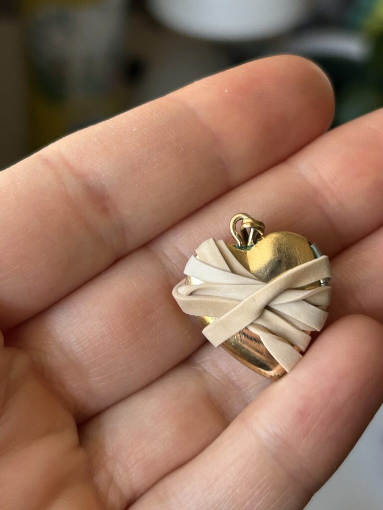 rubber bank on locket.