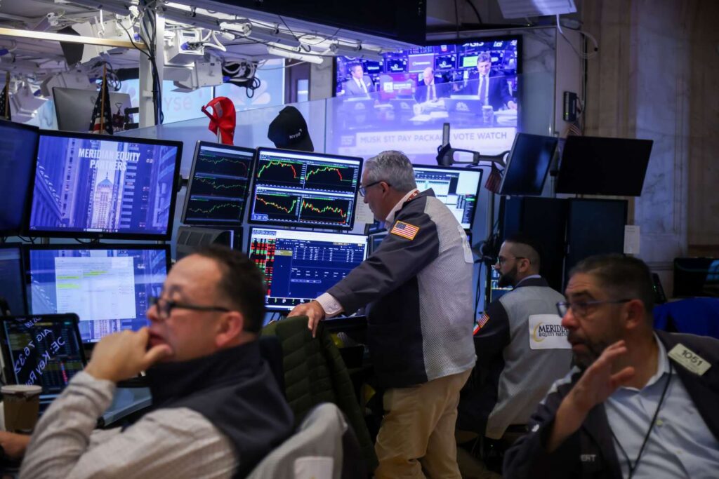 Stock Futures Gain on Hopes US Government Shutdown May End Wednesday; Tech Shares Rebound