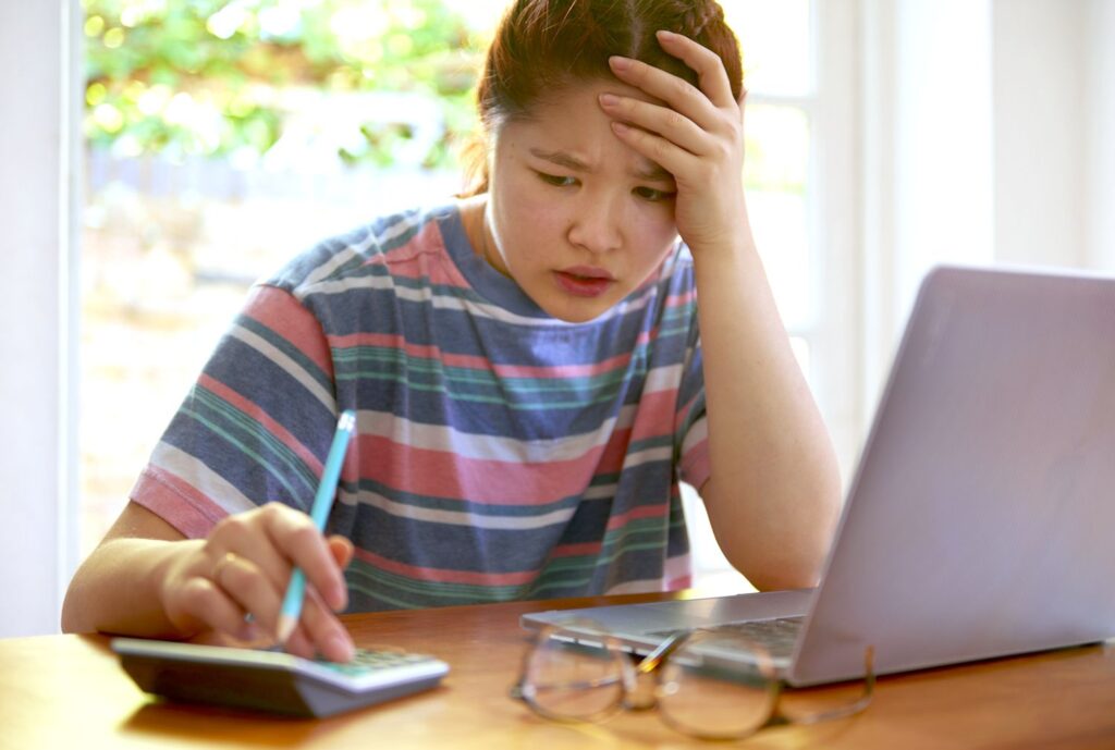 Why Are 26% of Americans Living Beyond Their Means in This Alarming Overspending Trend